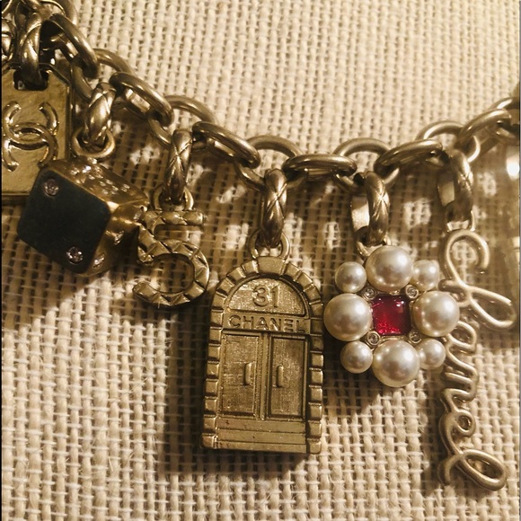 CHANEL 21P Carnival Clustered Charm Story Necklace Pearl CC Gold tone - Picture 12 of 14